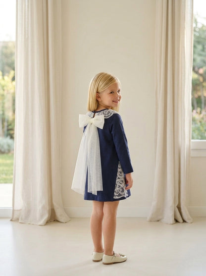 Vestido manga larga azul marino con puntilla