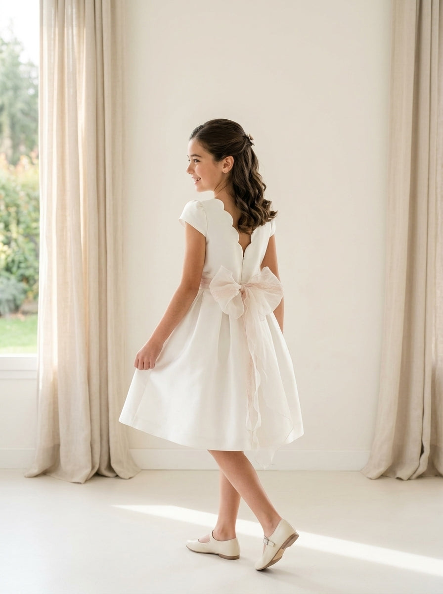 Vestido mikado blanco con espalda ondas y fajin tul rosa con flores