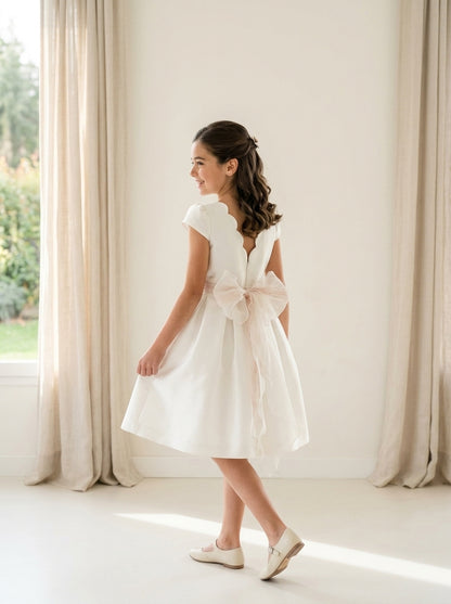 Vestido mikado blanco con espalda ondas y fajin tul rosa con flores