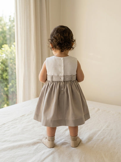 Vestido blanco y raso tostado con fajin y puntilla