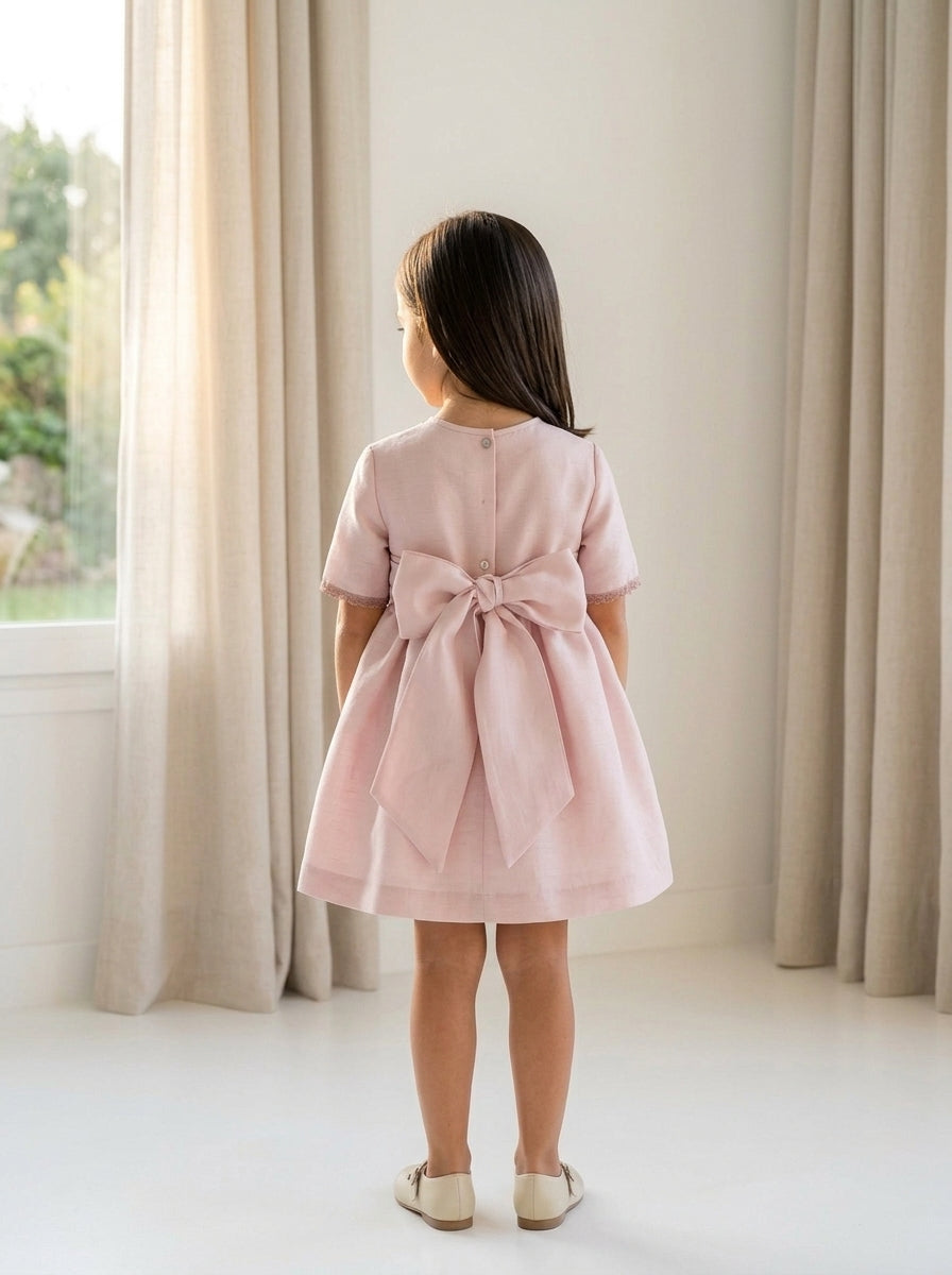 Vestido de seda rosa empolvado con puntilla