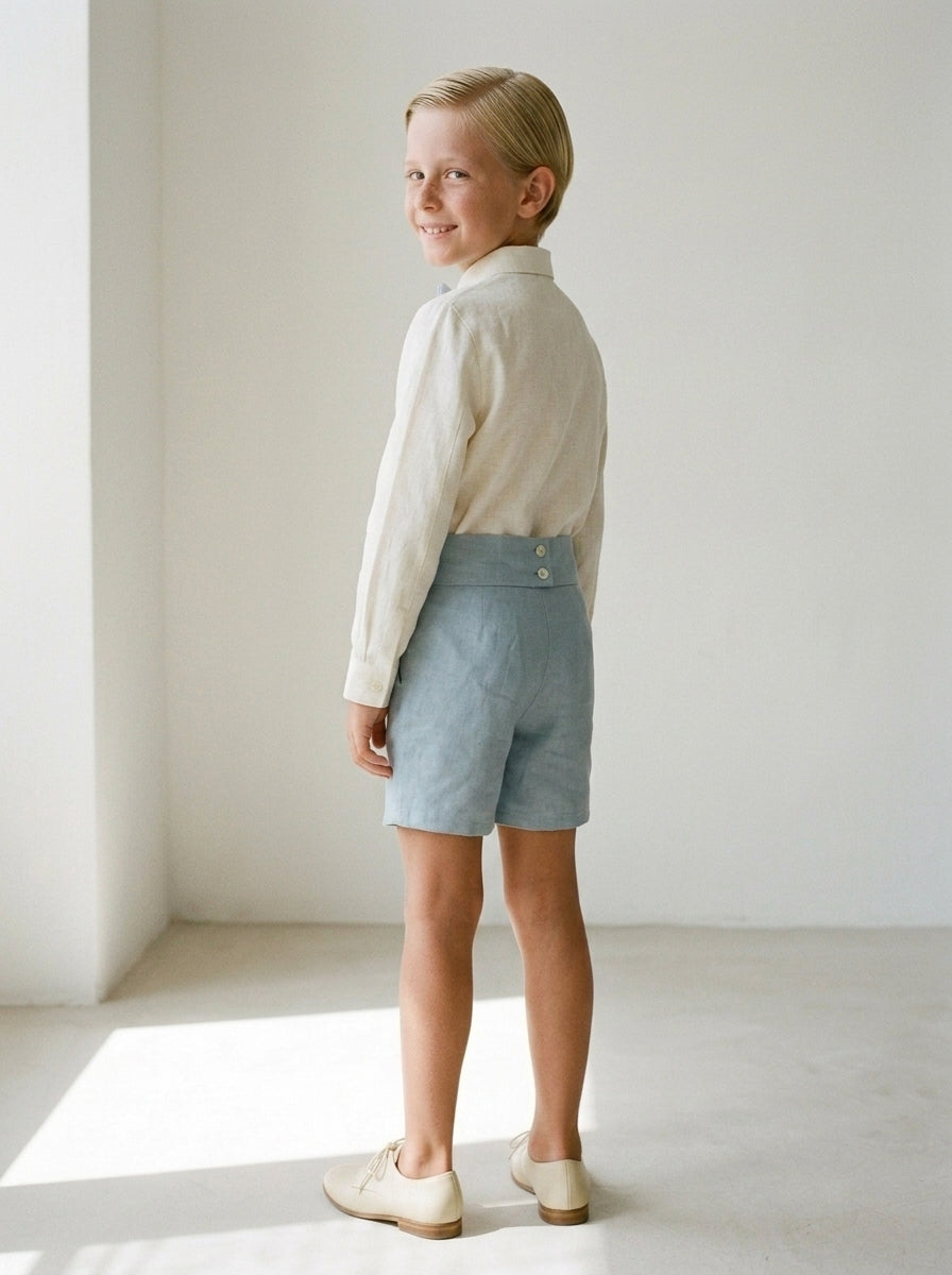 Conjunto camisa lino beig, short azul oceano con fajin y pajarita