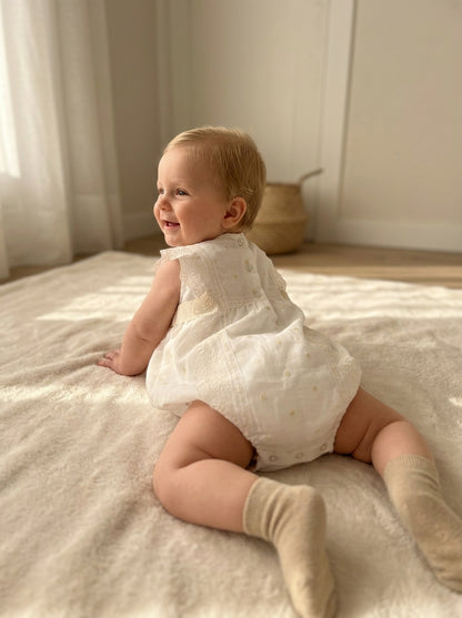 Pelele beige organza bordada y puntilla