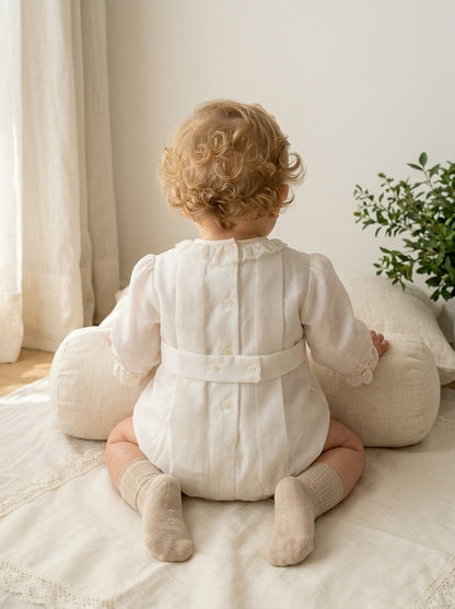 Pelele organza beig con lorzas y puntilla