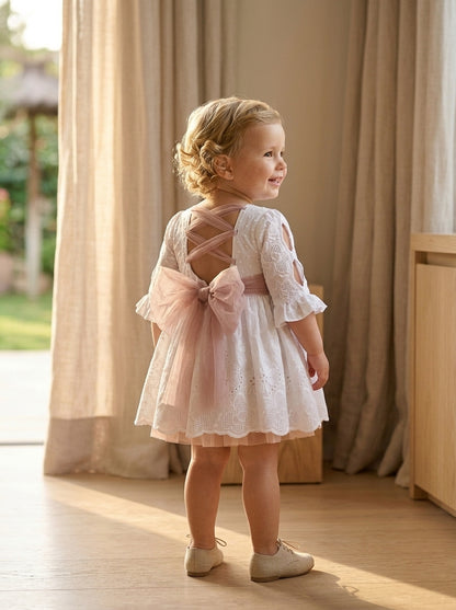 Vestido batista perforada blanca y fajin rosa empolvado