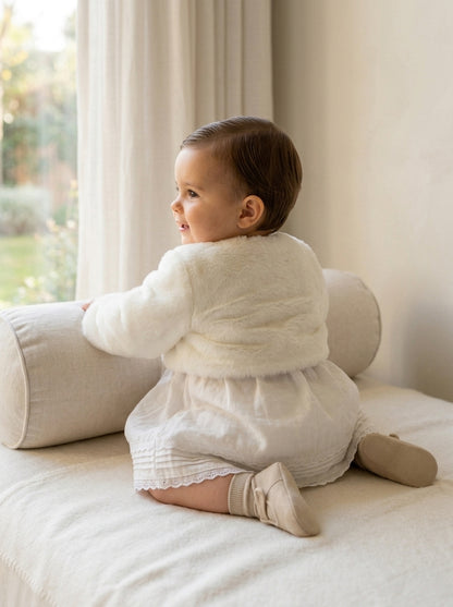 Bolero de peluche beige con lacito de raso