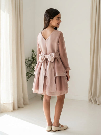 Vestido mikado rosa empolvado y mangas de tul con lazada