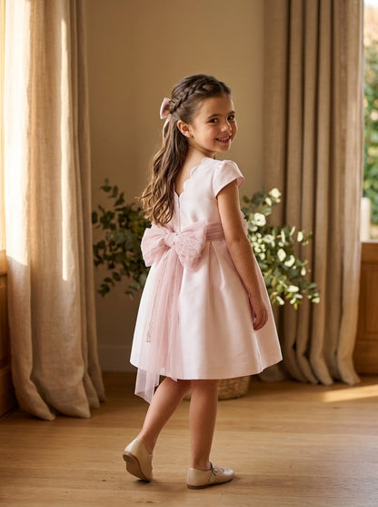 Vestido mikado rosa con fajin rosa empolvado con flores y puntilla