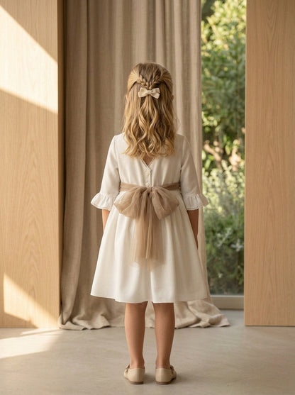 Vestido blanco con manga francesa y puntilla
