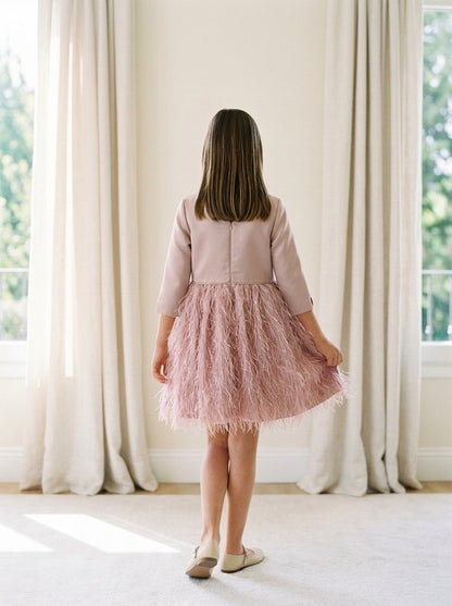 Vestido mikado rosa maquillaje con falda de flecos