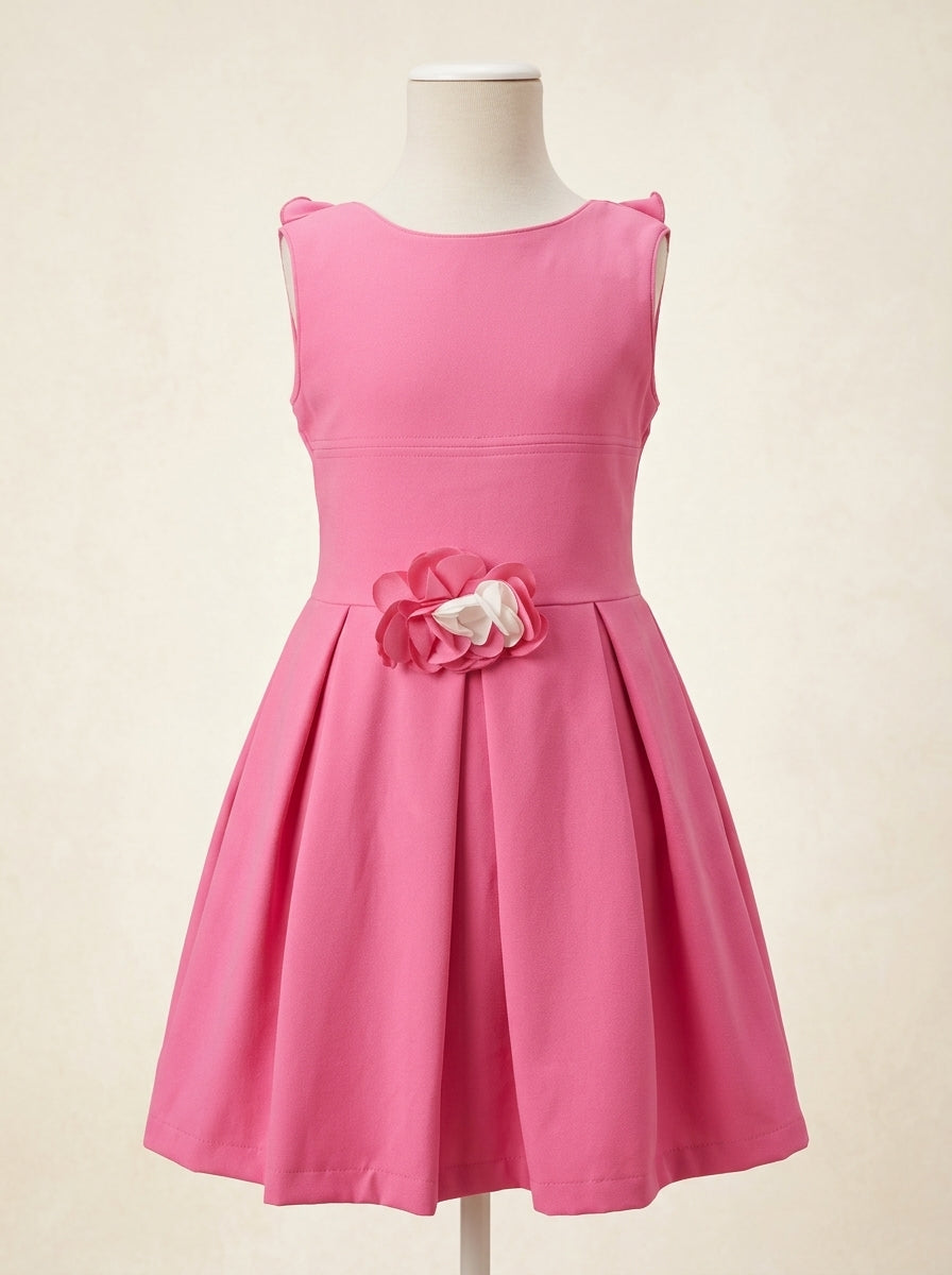 Vestido fucsia con volantes en la espalda
