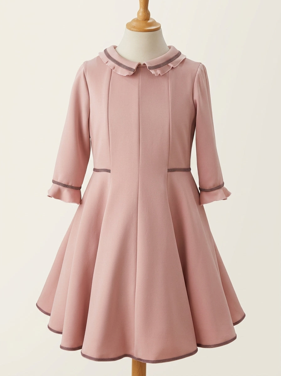 Vestido rosa empolvado con detalles morados y volante