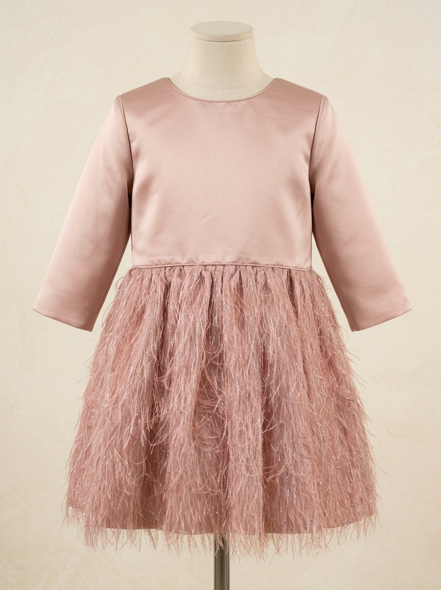 Vestido mikado rosa maquillaje con falda de flecos