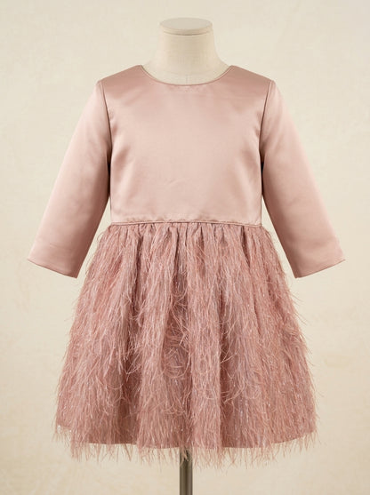 Vestido mikado rosa maquillaje con falda de flecos