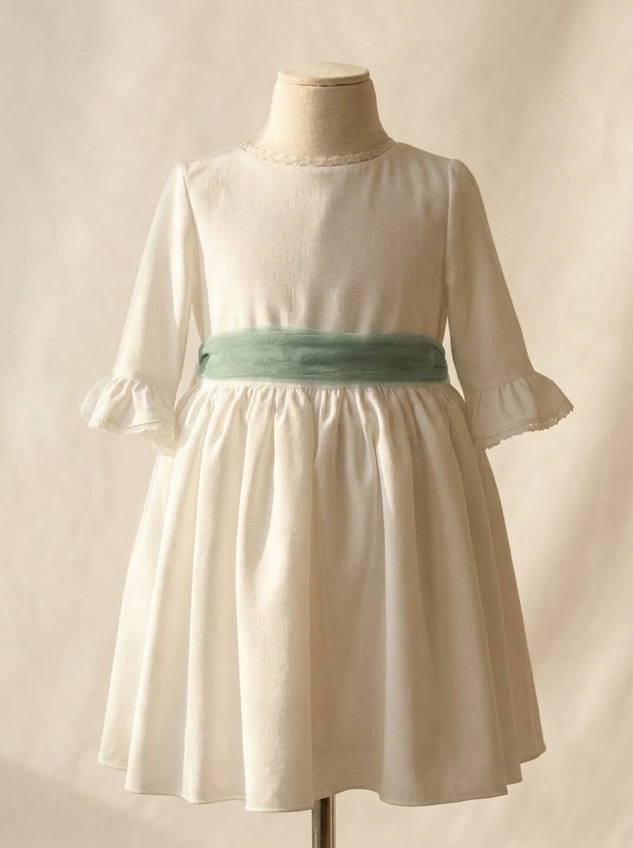 Vestido blanco con manga francesa y puntilla
