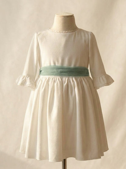 Vestido blanco con manga francesa y puntilla