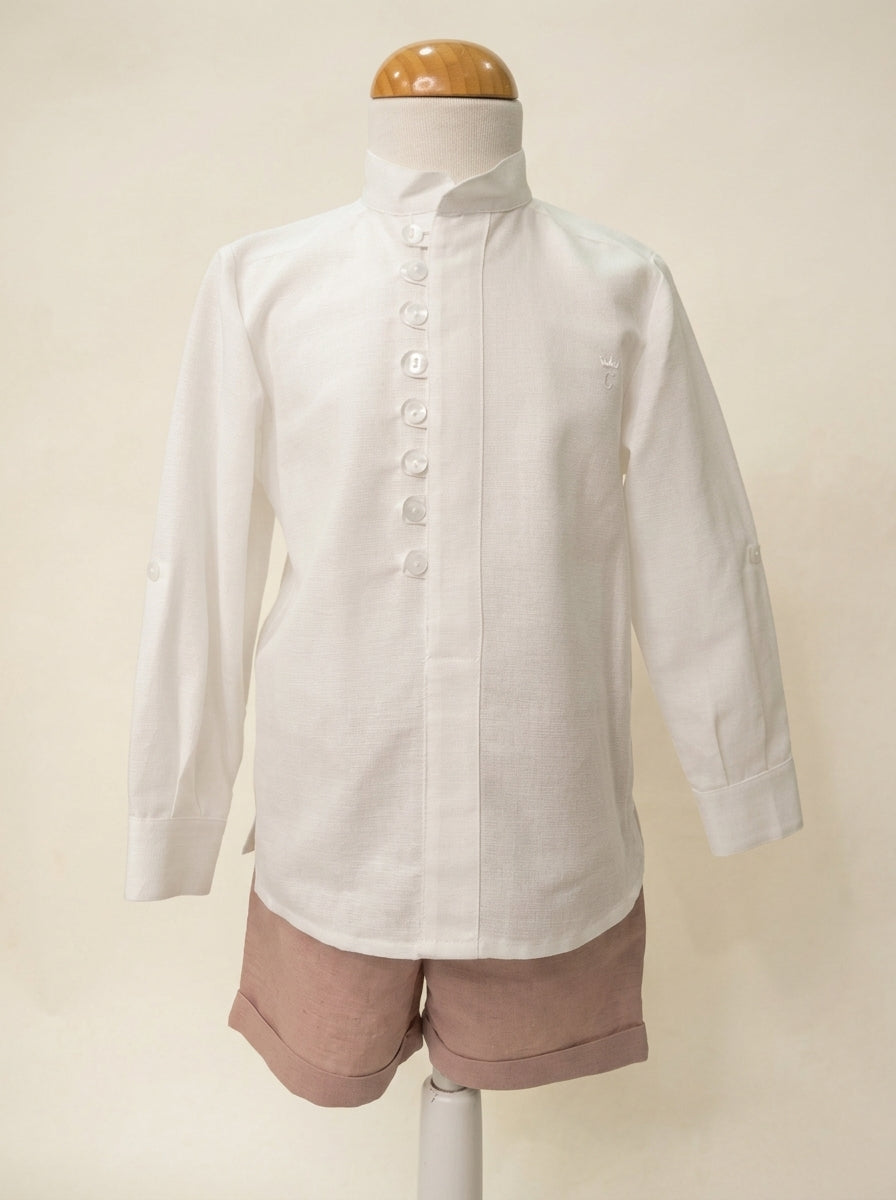 Camisa de lino blanco y short rosa empolvado