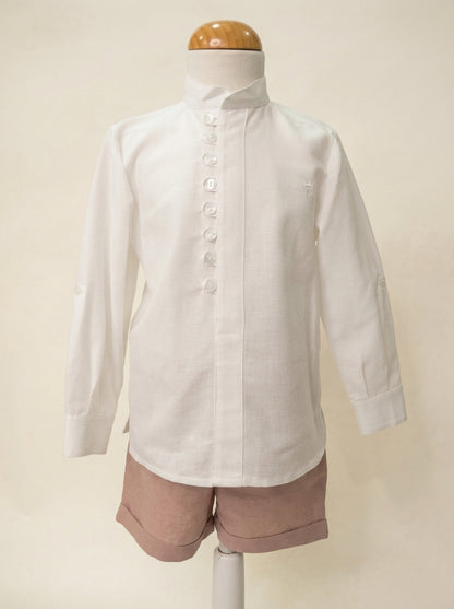 Camisa de lino blanco y short rosa empolvado