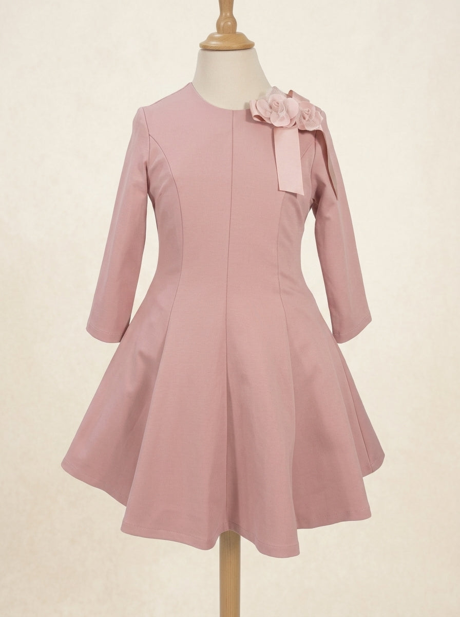 Vestido punto roma rosa maquillaje detalle floral lateral