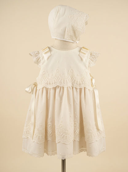 Vestido tul bordado beig con falda tul rosa y capota