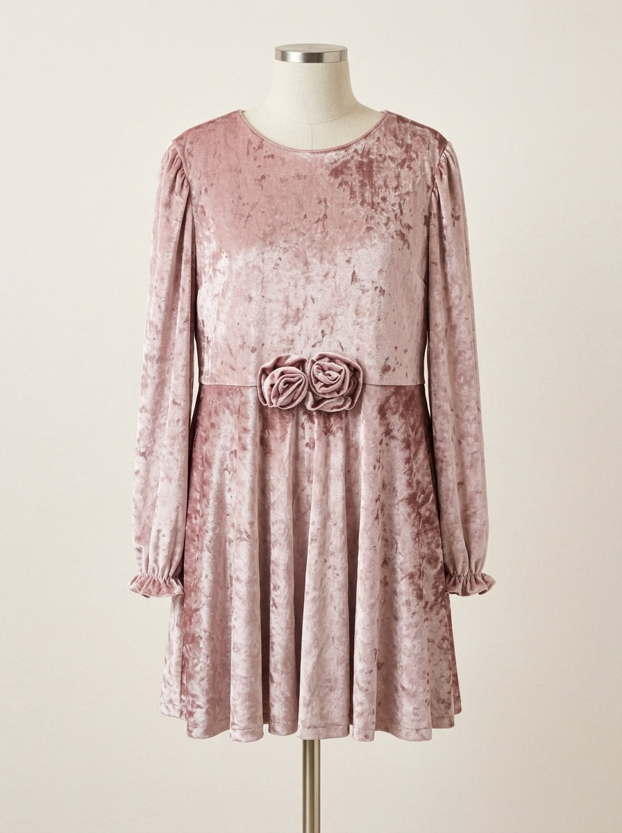 Vestido terciopelo rosa con dos rosas en la cintura