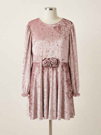 Vestido terciopelo rosa con dos rosas en la cintura