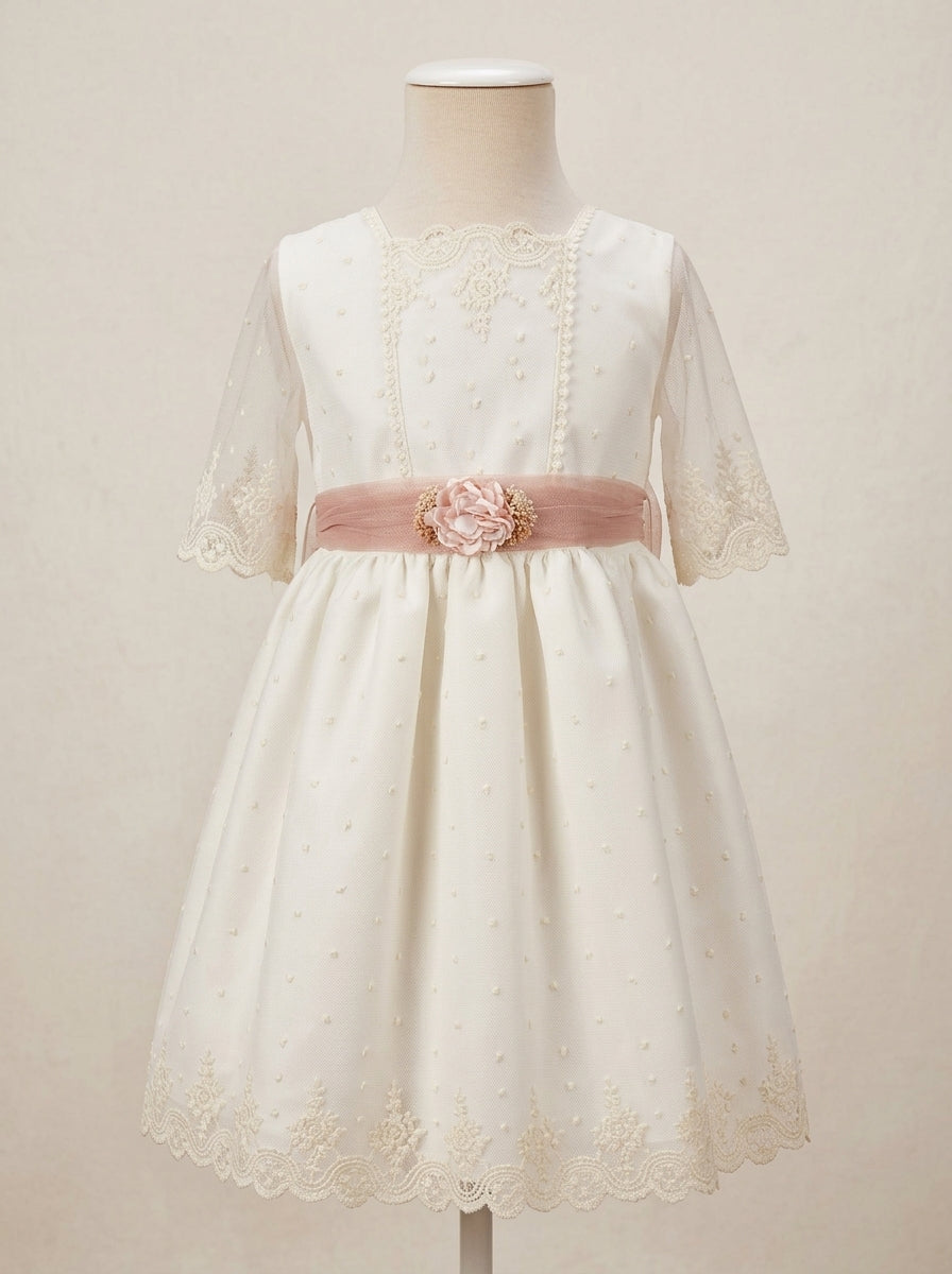 Vestido tul bordado manga francesa y fajin rosa