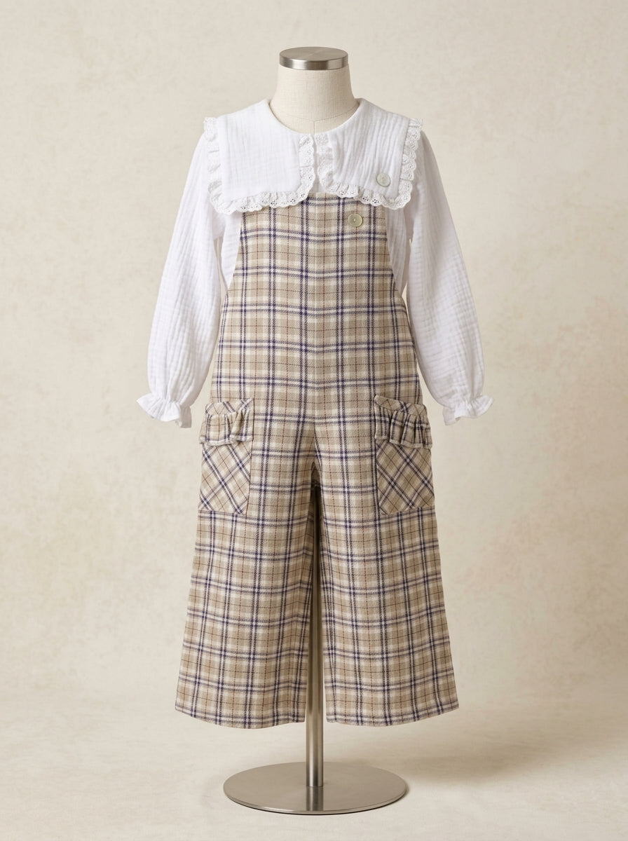 Mono cuadros  beig y blusa blanca