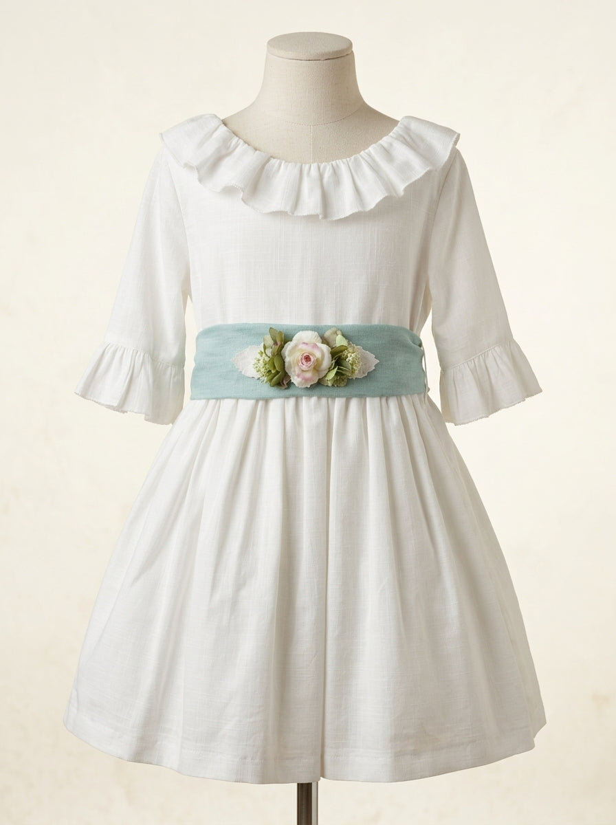 Vestido hilo con volante en cuello y mangas con fajin lino y broche flores