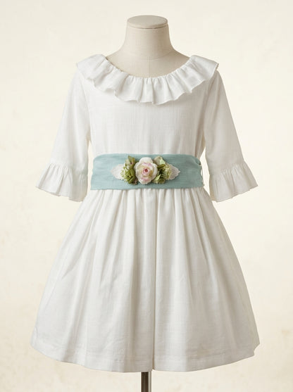 Vestido hilo con volante en cuello y mangas con fajin lino y broche flores