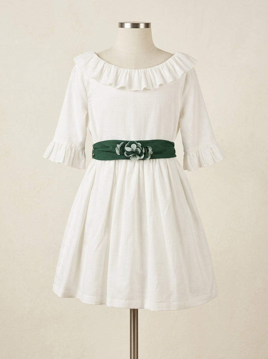 Vestido hilo blanco roto con volantes y fajín verde botella con flores