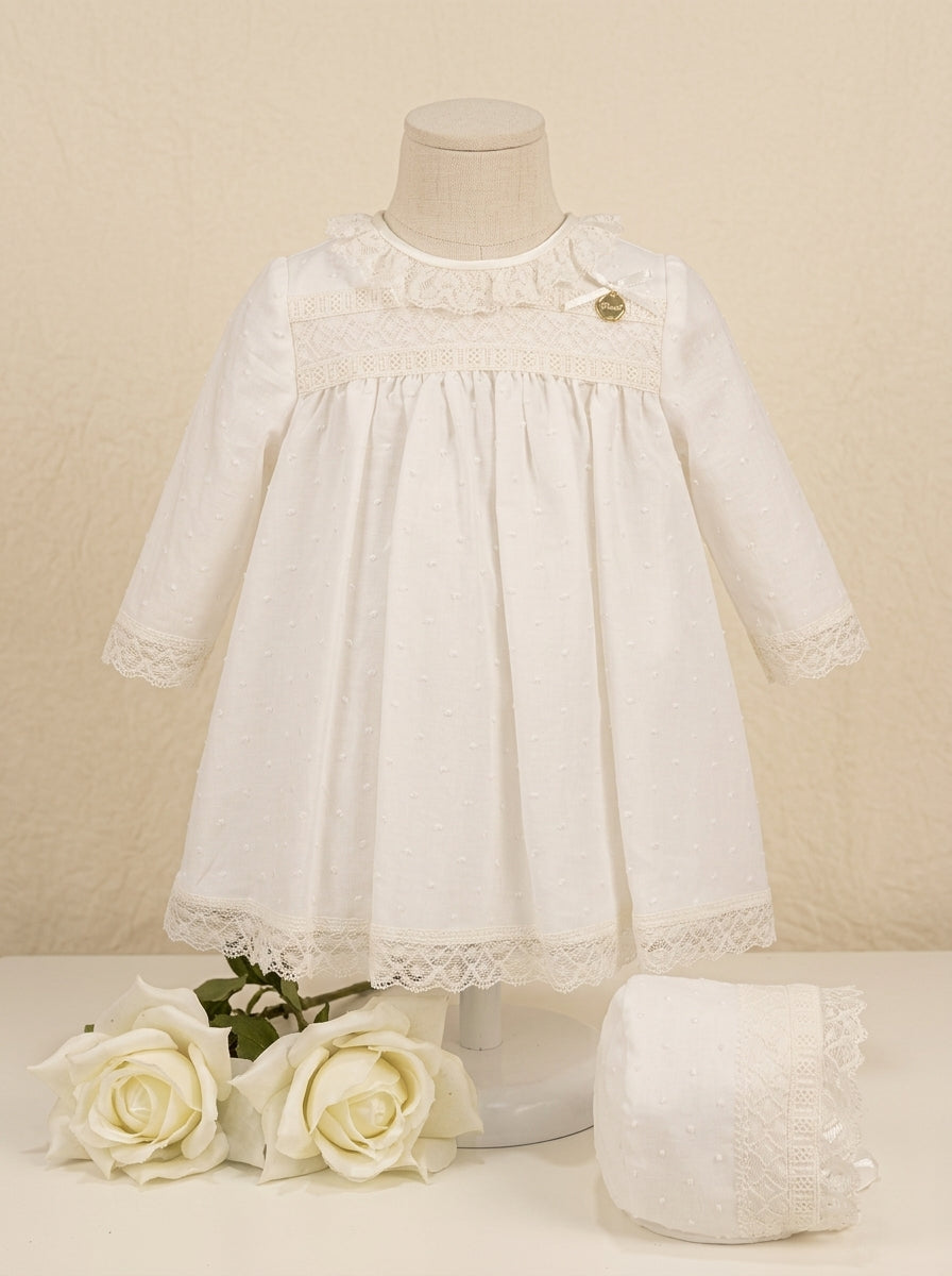 Vestido bordado manga larga con puntillas y capota