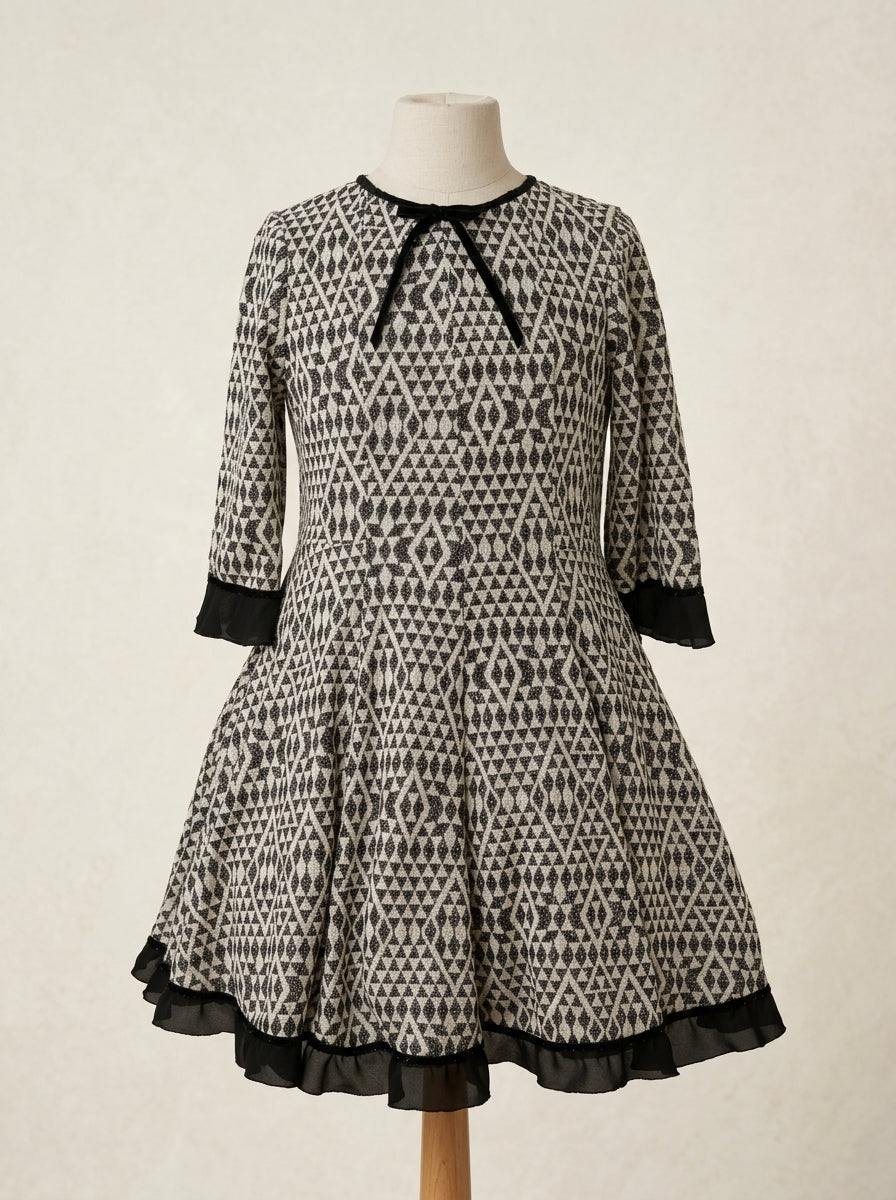 Vestido estampado geometrico negro con vuelo