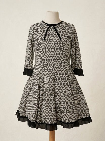 Vestido estampado geometrico negro con vuelo