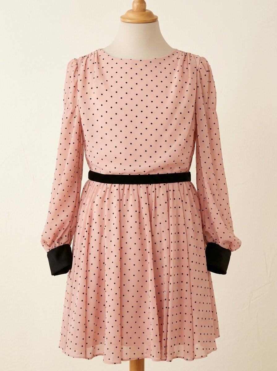 Vestido rosa con topitos negros y terciopelo negro