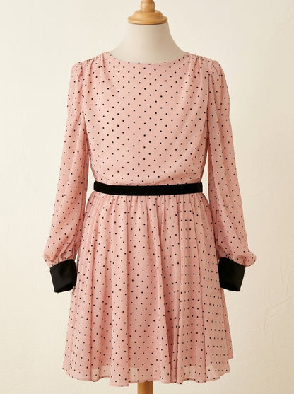Vestido rosa con topitos negros y terciopelo negro
