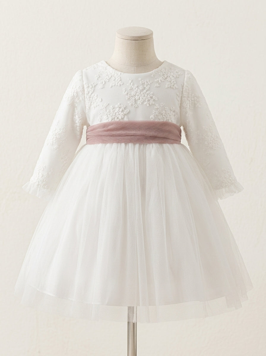 Vestido blanco roto con cuerpo tul bordado y fajin rosa