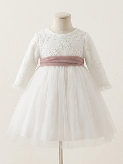 Vestido blanco roto con cuerpo tul bordado y fajin rosa