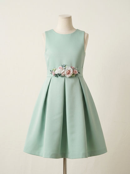 Vestido mikado verde con fajin de flores rosas