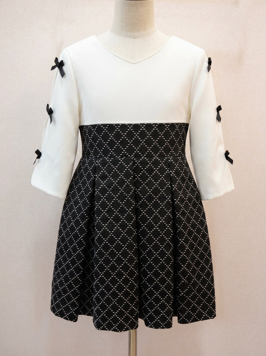 Vestido blanco y negro con lazitos en las mangas