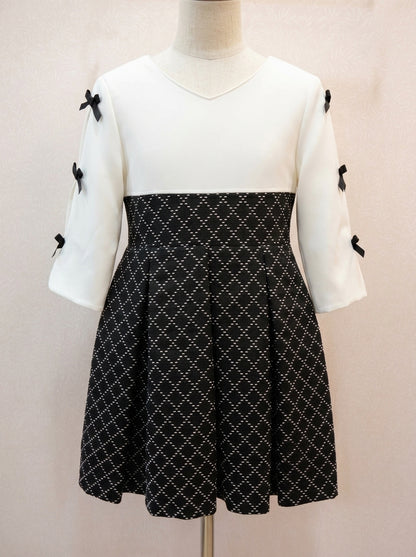 Vestido blanco y negro con lazitos en las mangas