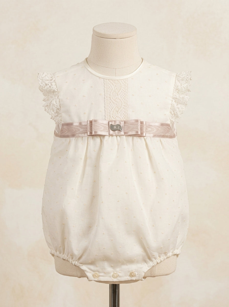 Pelele organza beige bordada cinta de raso tostada