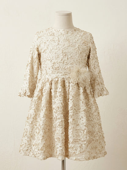 Vestido beig con petalitos beig y plumas