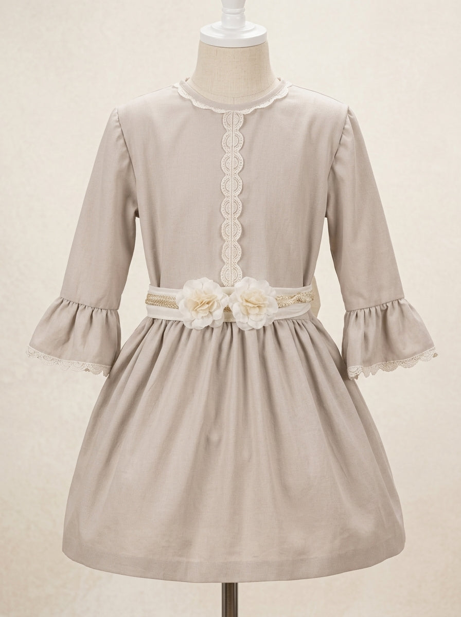 Vestido arena talle bajo con fajin beig con flores