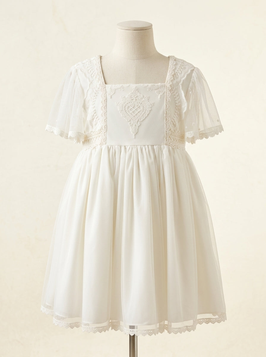 Vestido beig tul bordado y fajin azul