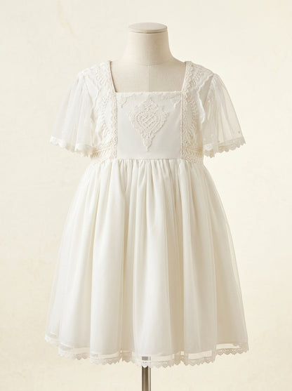 Vestido beig tul bordado y fajin azul