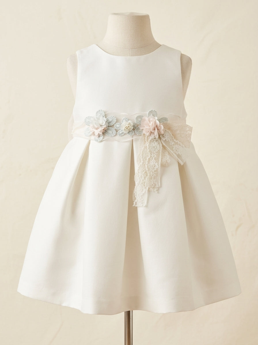 Vestido mikado blanco con fajin rosita con florecitas