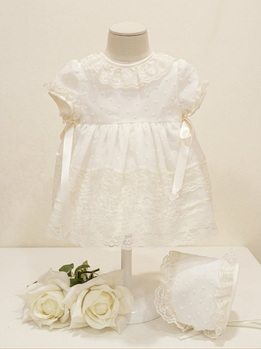 Vestido de plumeti de gasa beig manga corta con capota