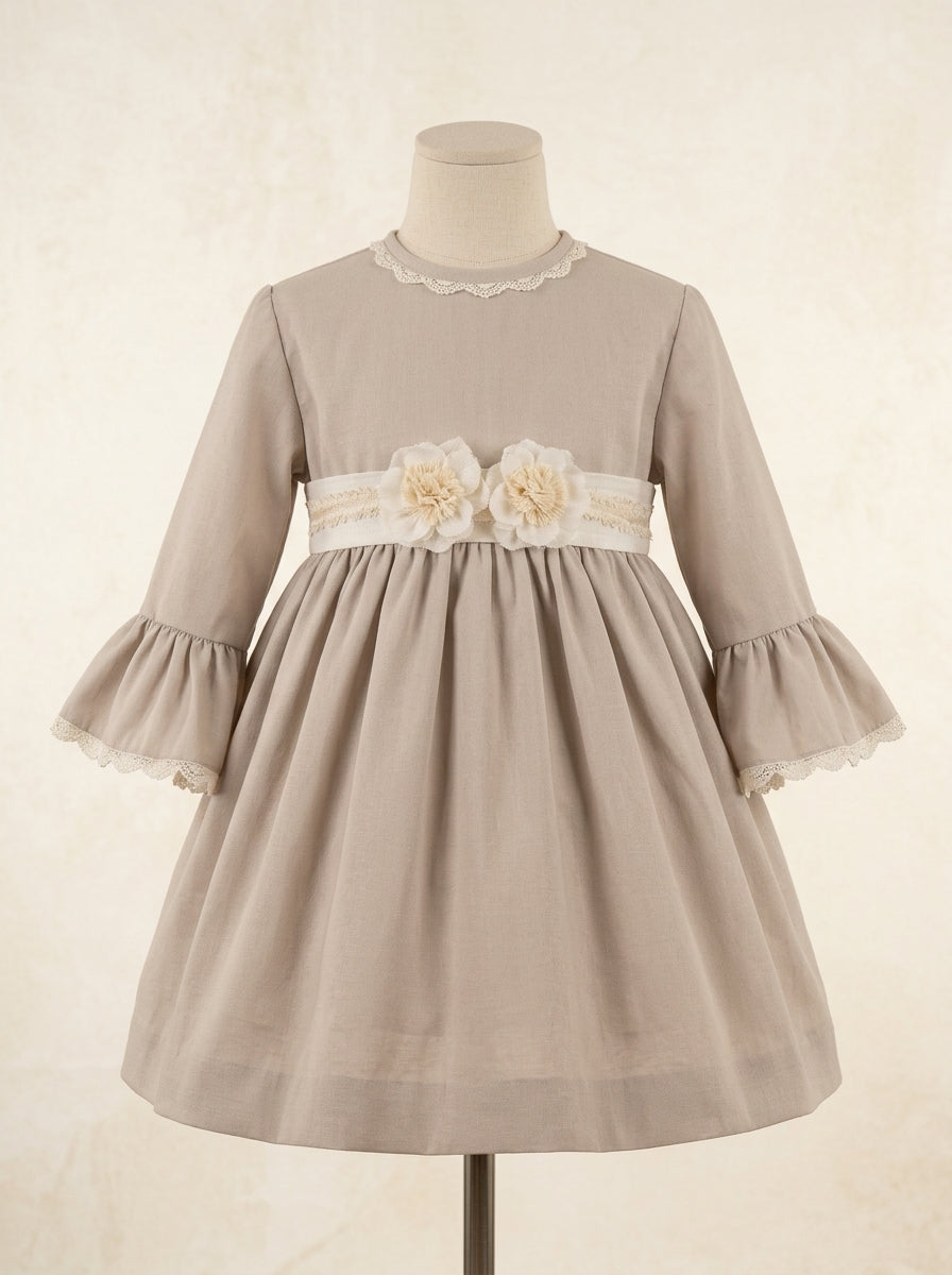 Vestido arena con puntilla beig y fajin beig con flores