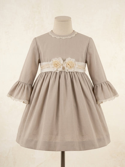 Vestido arena con puntilla beig y fajin beig con flores